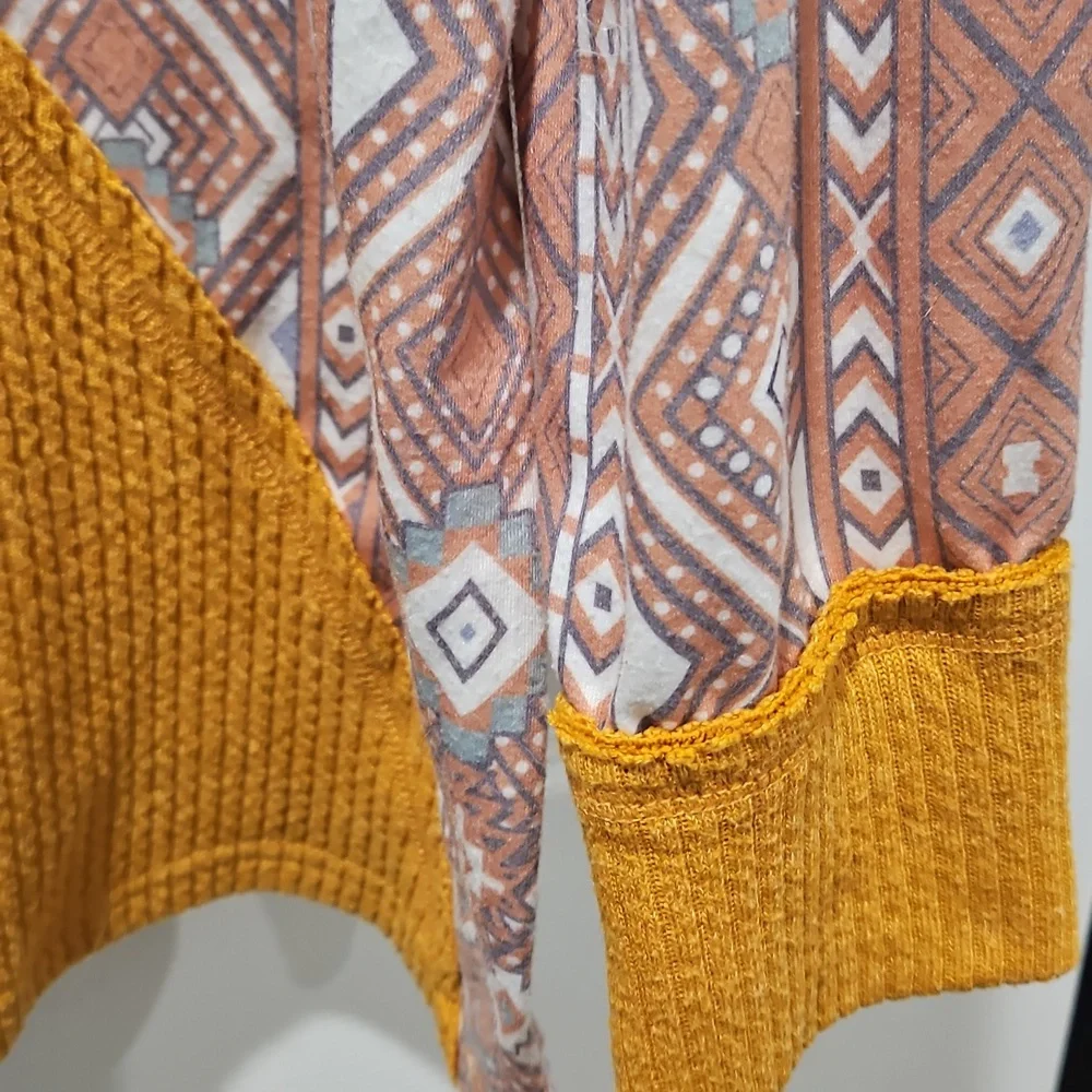 Geometric Patterned Top - Picture 5 of 9